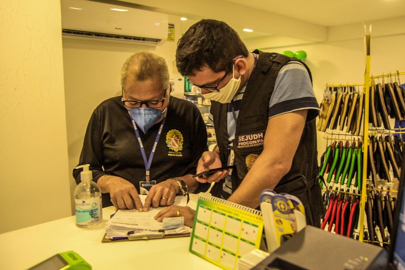 As operações de fiscalização em defesa do consumidor prosseguem em Belém neste fim de semana, atendendo às denúncias de cobrança de preços abusivos pelos produtos mais procurados devido à pandemia de Covid-19. Os consumidores estão recorrendo ao número específico do aplicativo de mensagens instantâneas lançado há três dias pelo Procon Pará, órgão vinculado à Secretaria de Estado de Justiça e Direitos Humanos (Sejudh). <div class='credito_fotos'>Foto: Wagner Almeida/ Ascom Sejudh | <a href='/midias/2020/originais/6106_8ca0ac52-d292-21a0-b55f-473c385183b4.jpg' download><i class='fa-solid fa-download'></i> Download</a></div>