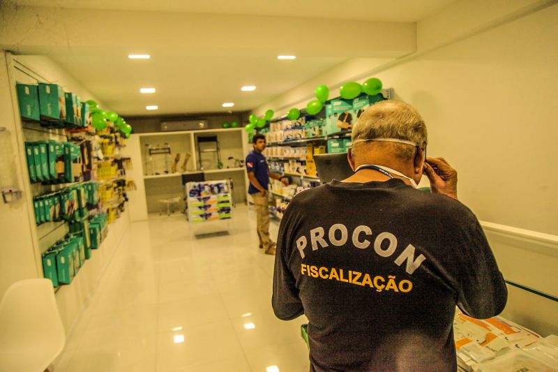 As operações de fiscalização em defesa do consumidor prosseguem em Belém neste fim de semana, atendendo às denúncias de cobrança de preços abusivos pelos produtos mais procurados devido à pandemia de Covid-19. Os consumidores estão recorrendo ao número específico do aplicativo de mensagens instantâneas lançado há três dias pelo Procon Pará, órgão vinculado à Secretaria de Estado de Justiça e Direitos Humanos (Sejudh). <div class='credito_fotos'>Foto: Wagner Almeida/ Ascom Sejudh   |   <a href='/midias/2020/originais/6106_9795e84d-fe1b-7b3f-a7c4-5446d64d7229.jpg' download><i class='fa-solid fa-download'></i> Download</a></div>