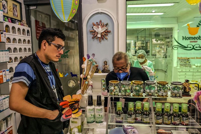 As operações de fiscalização em defesa do consumidor prosseguem em Belém neste fim de semana, atendendo às denúncias de cobrança de preços abusivos pelos produtos mais procurados devido à pandemia de Covid-19. Os consumidores estão recorrendo ao número específico do aplicativo de mensagens instantâneas lançado há três dias pelo Procon Pará, órgão vinculado à Secretaria de Estado de Justiça e Direitos Humanos (Sejudh). <div class='credito_fotos'>Foto: Wagner Almeida/ Ascom Sejudh | <a href='/midias/2020/originais/6106_aa159f8d-74e1-a668-2fda-69ad06d53059.jpg' download><i class='fa-solid fa-download'></i> Download</a></div>