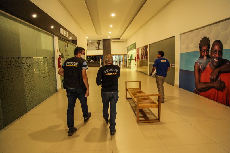 As operações de fiscalização em defesa do consumidor prosseguem em Belém neste fim de semana, atendendo às denúncias de cobrança de preços abusivos pelos produtos mais procurados devido à pandemia de Covid-19. Os consumidores estão recorrendo ao número específico do aplicativo de mensagens instantâneas lançado há três dias pelo Procon Pará, órgão vinculado à Secretaria de Estado de Justiça e Direitos Humanos (Sejudh). <div class='credito_fotos'>Foto: Wagner Almeida/ Ascom Sejudh | <a href='/midias/2020/originais/6106_c69a343e-5924-69c0-7ab1-2982aa814594.jpg' download><i class='fa-solid fa-download'></i> Download</a></div>