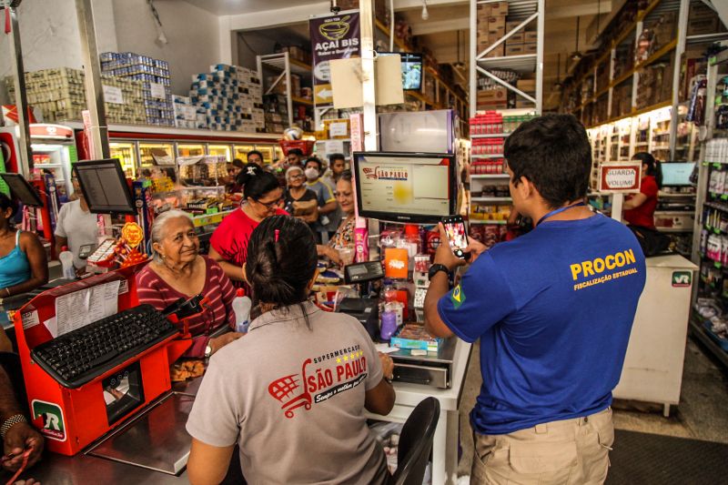 As operações de fiscalização em defesa do consumidor prosseguem em Belém neste fim de semana, atendendo às denúncias de cobrança de preços abusivos pelos produtos mais procurados devido à pandemia de Covid-19. Os consumidores estão recorrendo ao número específico do aplicativo de mensagens instantâneas lançado há três dias pelo Procon Pará, órgão vinculado à Secretaria de Estado de Justiça e Direitos Humanos (Sejudh). <div class='credito_fotos'>Foto: Wagner Almeida/ Ascom Sejudh   |   <a href='/midias/2020/originais/6106_fbb73361-a8e5-af55-ca67-47fc3cbce29f.jpg' download><i class='fa-solid fa-download'></i> Download</a></div>