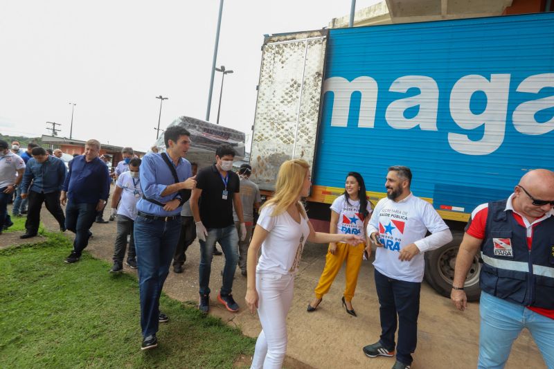 O governador do Pará, Helder Barbalho, visitou na manhã deste domingo (22) as instalações do Estádio Olímpico do Pará, o Mangueirão, que já está recebendo pessoas em situação de rua da Região Metropolitana de Belém. A ação, coordenada pela Secretaria de Estado de Assistência Social, Trabalho, Emprego e Renda (Seaster) e Secretaria de Estado de Saúde Pública (Sespa), é uma das medidas anunciadas pelo governador no último sábado (21) para prevenir novos contágios pelo novo Coronavírus no Pará. O objetivo é adotar a mesma estratégia, em espaços semelhantes, em municípios-polos do interior, nos próximos dias. <div class='credito_fotos'>Foto: Marco Santos / Ag. Pará   |   <a href='/midias/2020/originais/6109_00267c92-7678-5c7d-a1c2-e9d5b05a4c87.jpg' download><i class='fa-solid fa-download'></i> Download</a></div>