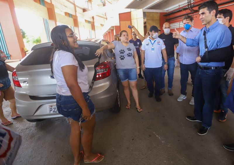 O governador do Pará, Helder Barbalho, visitou na manhã deste domingo (22) as instalações do Estádio Olímpico do Pará, o Mangueirão, que já está recebendo pessoas em situação de rua da Região Metropolitana de Belém. A ação, coordenada pela Secretaria de Estado de Assistência Social, Trabalho, Emprego e Renda (Seaster) e Secretaria de Estado de Saúde Pública (Sespa), é uma das medidas anunciadas pelo governador no último sábado (21) para prevenir novos contágios pelo novo Coronavírus no Pará. O objetivo é adotar a mesma estratégia, em espaços semelhantes, em municípios-polos do interior, nos próximos dias. <div class='credito_fotos'>Foto: Marco Santos / Ag. Pará | <a href='/midias/2020/originais/6109_02eaecbc-6ceb-a7f2-eaeb-ebb1ca8a2e8e.jpg' download><i class='fa-solid fa-download'></i> Download</a></div>