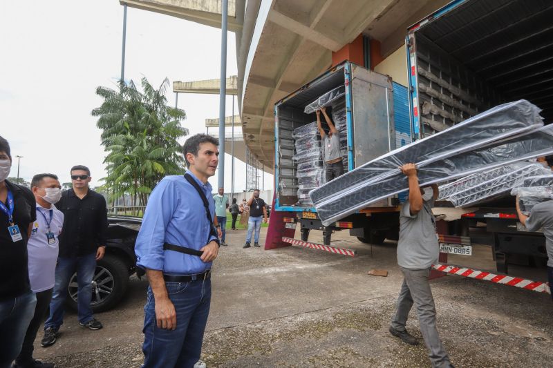 O governador do Pará, Helder Barbalho, visitou na manhã deste domingo (22) as instalações do Estádio Olímpico do Pará, o Mangueirão, que já está recebendo pessoas em situação de rua da Região Metropolitana de Belém. A ação, coordenada pela Secretaria de Estado de Assistência Social, Trabalho, Emprego e Renda (Seaster) e Secretaria de Estado de Saúde Pública (Sespa), é uma das medidas anunciadas pelo governador no último sábado (21) para prevenir novos contágios pelo novo Coronavírus no Pará. O objetivo é adotar a mesma estratégia, em espaços semelhantes, em municípios-polos do interior, nos próximos dias. <div class='credito_fotos'>Foto: Marco Santos / Ag. Pará | <a href='/midias/2020/originais/6109_0adb05e3-c95b-ab47-2f56-71e119c399c6.jpg' download><i class='fa-solid fa-download'></i> Download</a></div>