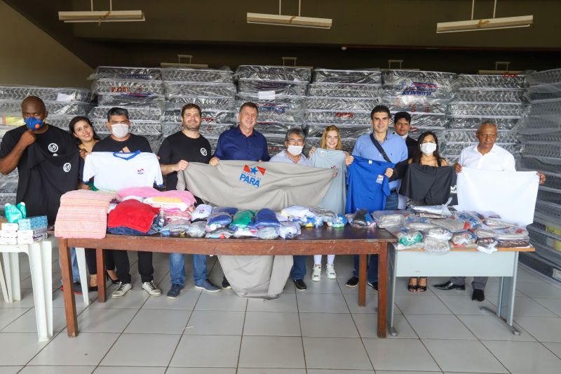 O governador do Pará, Helder Barbalho, visitou na manhã deste domingo (22) as instalações do Estádio Olímpico do Pará, o Mangueirão, que já está recebendo pessoas em situação de rua da Região Metropolitana de Belém. A ação, coordenada pela Secretaria de Estado de Assistência Social, Trabalho, Emprego e Renda (Seaster) e Secretaria de Estado de Saúde Pública (Sespa), é uma das medidas anunciadas pelo governador no último sábado (21) para prevenir novos contágios pelo novo Coronavírus no Pará. O objetivo é adotar a mesma estratégia, em espaços semelhantes, em municípios-polos do interior, nos próximos dias. <div class='credito_fotos'>Foto: Marco Santos / Ag. Pará | <a href='/midias/2020/originais/6109_0d574967-6d58-bf71-18bc-8f51326894f1.jpg' download><i class='fa-solid fa-download'></i> Download</a></div>