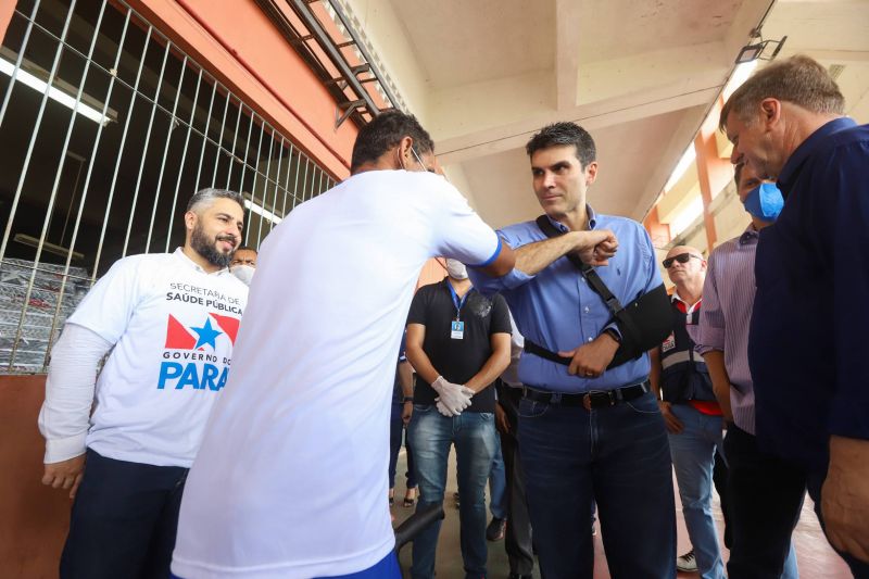 O governador do Pará, Helder Barbalho, visitou na manhã deste domingo (22) as instalações do Estádio Olímpico do Pará, o Mangueirão, que já está recebendo pessoas em situação de rua da Região Metropolitana de Belém. A ação, coordenada pela Secretaria de Estado de Assistência Social, Trabalho, Emprego e Renda (Seaster) e Secretaria de Estado de Saúde Pública (Sespa), é uma das medidas anunciadas pelo governador no último sábado (21) para prevenir novos contágios pelo novo Coronavírus no Pará. O objetivo é adotar a mesma estratégia, em espaços semelhantes, em municípios-polos do interior, nos próximos dias. <div class='credito_fotos'>Foto: Marco Santos / Ag. Pará | <a href='/midias/2020/originais/6109_0fddfdef-5340-e270-4d7f-b30d7bcc6ea2.jpg' download><i class='fa-solid fa-download'></i> Download</a></div>