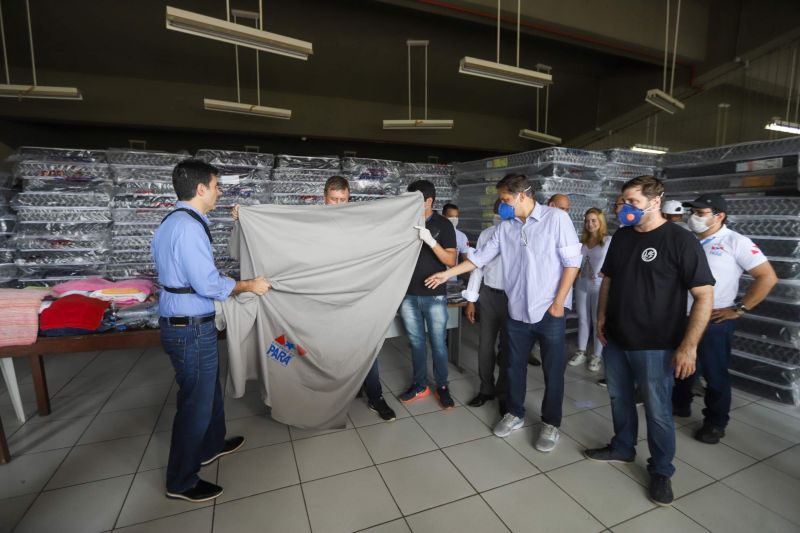 O governador do Pará, Helder Barbalho, visitou na manhã deste domingo (22) as instalações do Estádio Olímpico do Pará, o Mangueirão, que já está recebendo pessoas em situação de rua da Região Metropolitana de Belém. A ação, coordenada pela Secretaria de Estado de Assistência Social, Trabalho, Emprego e Renda (Seaster) e Secretaria de Estado de Saúde Pública (Sespa), é uma das medidas anunciadas pelo governador no último sábado (21) para prevenir novos contágios pelo novo Coronavírus no Pará. O objetivo é adotar a mesma estratégia, em espaços semelhantes, em municípios-polos do interior, nos próximos dias. <div class='credito_fotos'>Foto: Marco Santos / Ag. Pará | <a href='/midias/2020/originais/6109_14216b75-8e4b-449a-81b8-b7da6128d1a3.jpg' download><i class='fa-solid fa-download'></i> Download</a></div>