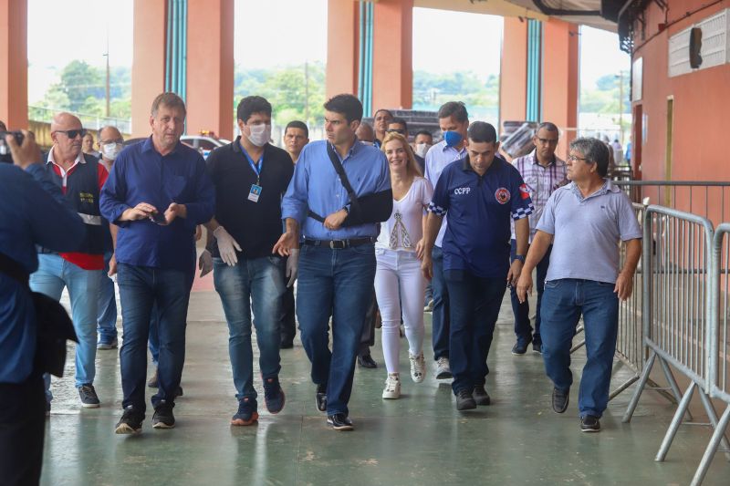 O governador do Pará, Helder Barbalho, visitou na manhã deste domingo (22) as instalações do Estádio Olímpico do Pará, o Mangueirão, que já está recebendo pessoas em situação de rua da Região Metropolitana de Belém. A ação, coordenada pela Secretaria de Estado de Assistência Social, Trabalho, Emprego e Renda (Seaster) e Secretaria de Estado de Saúde Pública (Sespa), é uma das medidas anunciadas pelo governador no último sábado (21) para prevenir novos contágios pelo novo Coronavírus no Pará. O objetivo é adotar a mesma estratégia, em espaços semelhantes, em municípios-polos do interior, nos próximos dias. <div class='credito_fotos'>Foto: Marco Santos / Ag. Pará | <a href='/midias/2020/originais/6109_15f08cdf-0757-889b-ea32-44f7e6a6b933.jpg' download><i class='fa-solid fa-download'></i> Download</a></div>