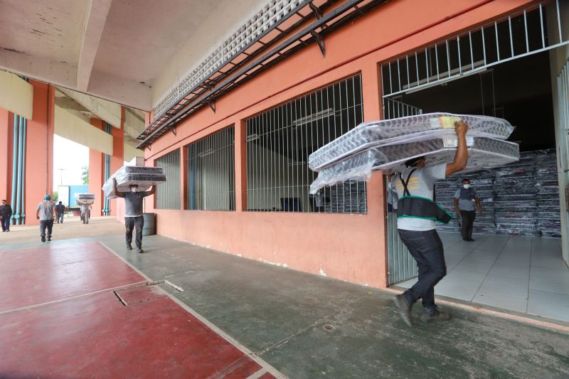 O governador do Pará, Helder Barbalho, visitou na manhã deste domingo (22) as instalações do Estádio Olímpico do Pará, o Mangueirão, que já está recebendo pessoas em situação de rua da Região Metropolitana de Belém. A ação, coordenada pela Secretaria de Estado de Assistência Social, Trabalho, Emprego e Renda (Seaster) e Secretaria de Estado de Saúde Pública (Sespa), é uma das medidas anunciadas pelo governador no último sábado (21) para prevenir novos contágios pelo novo Coronavírus no Pará. O objetivo é adotar a mesma estratégia, em espaços semelhantes, em municípios-polos do interior, nos próximos dias. <div class='credito_fotos'>Foto: Marco Santos / Ag. Pará | <a href='/midias/2020/originais/6109_21e8bed1-911e-1db6-f59d-f06ed7f29b92.jpg' download><i class='fa-solid fa-download'></i> Download</a></div>