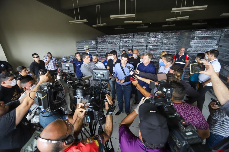 O governador do Pará, Helder Barbalho, visitou na manhã deste domingo (22) as instalações do Estádio Olímpico do Pará, o Mangueirão, que já está recebendo pessoas em situação de rua da Região Metropolitana de Belém. A ação, coordenada pela Secretaria de Estado de Assistência Social, Trabalho, Emprego e Renda (Seaster) e Secretaria de Estado de Saúde Pública (Sespa), é uma das medidas anunciadas pelo governador no último sábado (21) para prevenir novos contágios pelo novo Coronavírus no Pará. O objetivo é adotar a mesma estratégia, em espaços semelhantes, em municípios-polos do interior, nos próximos dias. <div class='credito_fotos'>Foto: Marco Santos / Ag. Pará | <a href='/midias/2020/originais/6109_24aa1a5b-8a43-f4ea-227e-e4258bed8c5b.jpg' download><i class='fa-solid fa-download'></i> Download</a></div>