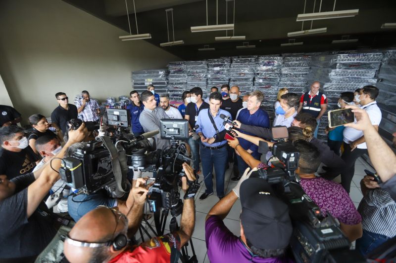 O governador do Pará, Helder Barbalho, visitou na manhã deste domingo (22) as instalações do Estádio Olímpico do Pará, o Mangueirão, que já está recebendo pessoas em situação de rua da Região Metropolitana de Belém. A ação, coordenada pela Secretaria de Estado de Assistência Social, Trabalho, Emprego e Renda (Seaster) e Secretaria de Estado de Saúde Pública (Sespa), é uma das medidas anunciadas pelo governador no último sábado (21) para prevenir novos contágios pelo novo Coronavírus no Pará. O objetivo é adotar a mesma estratégia, em espaços semelhantes, em municípios-polos do interior, nos próximos dias. <div class='credito_fotos'>Foto: Marco Santos / Ag. Pará   |   <a href='/midias/2020/originais/6109_24aa1a5b-8a43-f4ea-227e-e4258bed8c5b.jpg' download><i class='fa-solid fa-download'></i> Download</a></div>