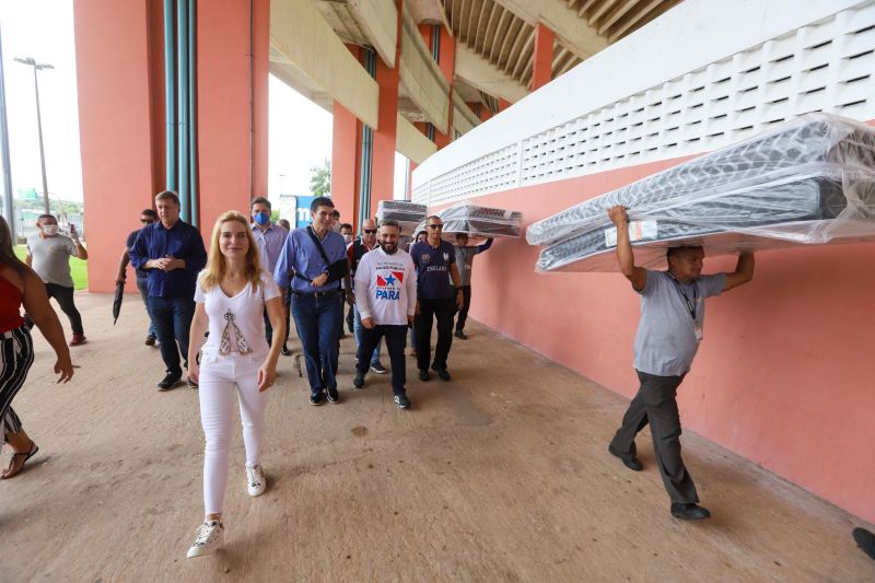 O governador do Pará, Helder Barbalho, visitou na manhã deste domingo (22) as instalações do Estádio Olímpico do Pará, o Mangueirão, que já está recebendo pessoas em situação de rua da Região Metropolitana de Belém. A ação, coordenada pela Secretaria de Estado de Assistência Social, Trabalho, Emprego e Renda (Seaster) e Secretaria de Estado de Saúde Pública (Sespa), é uma das medidas anunciadas pelo governador no último sábado (21) para prevenir novos contágios pelo novo Coronavírus no Pará. O objetivo é adotar a mesma estratégia, em espaços semelhantes, em municípios-polos do interior, nos próximos dias. <div class='credito_fotos'>Foto: Marco Santos / Ag. Pará | <a href='/midias/2020/originais/6109_29e1afe1-44fc-d138-bdc9-9c8df945aa51.jpg' download><i class='fa-solid fa-download'></i> Download</a></div>