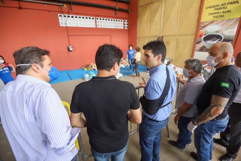 O governador do Pará, Helder Barbalho, visitou na manhã deste domingo (22) as instalações do Estádio Olímpico do Pará, o Mangueirão, que já está recebendo pessoas em situação de rua da Região Metropolitana de Belém. A ação, coordenada pela Secretaria de Estado de Assistência Social, Trabalho, Emprego e Renda (Seaster) e Secretaria de Estado de Saúde Pública (Sespa), é uma das medidas anunciadas pelo governador no último sábado (21) para prevenir novos contágios pelo novo Coronavírus no Pará. O objetivo é adotar a mesma estratégia, em espaços semelhantes, em municípios-polos do interior, nos próximos dias. <div class='credito_fotos'>Foto: Marco Santos / Ag. Pará   |   <a href='/midias/2020/originais/6109_2cd79d98-c913-d3b8-e1aa-132aa5202c41.jpg' download><i class='fa-solid fa-download'></i> Download</a></div>