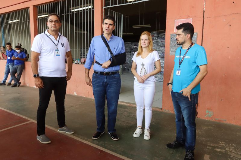 O governador do Pará, Helder Barbalho, visitou na manhã deste domingo (22) as instalações do Estádio Olímpico do Pará, o Mangueirão, que já está recebendo pessoas em situação de rua da Região Metropolitana de Belém. A ação, coordenada pela Secretaria de Estado de Assistência Social, Trabalho, Emprego e Renda (Seaster) e Secretaria de Estado de Saúde Pública (Sespa), é uma das medidas anunciadas pelo governador no último sábado (21) para prevenir novos contágios pelo novo Coronavírus no Pará. O objetivo é adotar a mesma estratégia, em espaços semelhantes, em municípios-polos do interior, nos próximos dias. <div class='credito_fotos'>Foto: Marco Santos / Ag. Pará   |   <a href='/midias/2020/originais/6109_34d2be60-f227-96ba-a1ae-142dd3b0387c.jpg' download><i class='fa-solid fa-download'></i> Download</a></div>