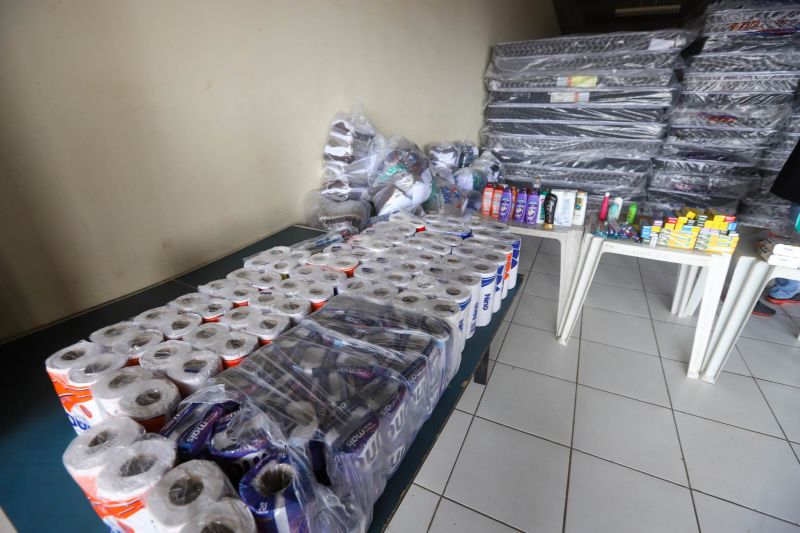 O governador do Pará, Helder Barbalho, visitou na manhã deste domingo (22) as instalações do Estádio Olímpico do Pará, o Mangueirão, que já está recebendo pessoas em situação de rua da Região Metropolitana de Belém. A ação, coordenada pela Secretaria de Estado de Assistência Social, Trabalho, Emprego e Renda (Seaster) e Secretaria de Estado de Saúde Pública (Sespa), é uma das medidas anunciadas pelo governador no último sábado (21) para prevenir novos contágios pelo novo Coronavírus no Pará. O objetivo é adotar a mesma estratégia, em espaços semelhantes, em municípios-polos do interior, nos próximos dias. <div class='credito_fotos'>Foto: Marco Santos / Ag. Pará | <a href='/midias/2020/originais/6109_3fe51ea8-2e49-efce-cd42-a75a8a96290d.jpg' download><i class='fa-solid fa-download'></i> Download</a></div>