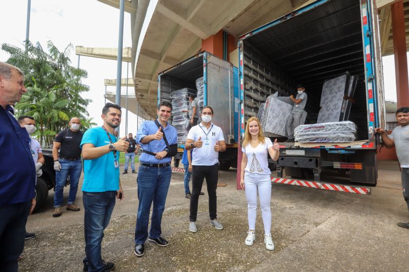 O governador do Pará, Helder Barbalho, visitou na manhã deste domingo (22) as instalações do Estádio Olímpico do Pará, o Mangueirão, que já está recebendo pessoas em situação de rua da Região Metropolitana de Belém. A ação, coordenada pela Secretaria de Estado de Assistência Social, Trabalho, Emprego e Renda (Seaster) e Secretaria de Estado de Saúde Pública (Sespa), é uma das medidas anunciadas pelo governador no último sábado (21) para prevenir novos contágios pelo novo Coronavírus no Pará. O objetivo é adotar a mesma estratégia, em espaços semelhantes, em municípios-polos do interior, nos próximos dias. <div class='credito_fotos'>Foto: Marco Santos / Ag. Pará | <a href='/midias/2020/originais/6109_4252e991-eccb-a3c5-bdcf-af7a7b52f3e2.jpg' download><i class='fa-solid fa-download'></i> Download</a></div>