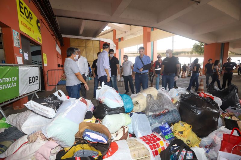 O governador do Pará, Helder Barbalho, visitou na manhã deste domingo (22) as instalações do Estádio Olímpico do Pará, o Mangueirão, que já está recebendo pessoas em situação de rua da Região Metropolitana de Belém. A ação, coordenada pela Secretaria de Estado de Assistência Social, Trabalho, Emprego e Renda (Seaster) e Secretaria de Estado de Saúde Pública (Sespa), é uma das medidas anunciadas pelo governador no último sábado (21) para prevenir novos contágios pelo novo Coronavírus no Pará. O objetivo é adotar a mesma estratégia, em espaços semelhantes, em municípios-polos do interior, nos próximos dias. <div class='credito_fotos'>Foto: Marco Santos / Ag. Pará   |   <a href='/midias/2020/originais/6109_4a1df88b-c514-f07f-a39b-a70f3981ba07.jpg' download><i class='fa-solid fa-download'></i> Download</a></div>