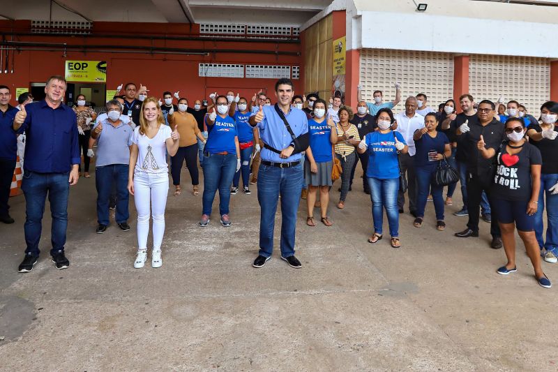 O governador do Pará, Helder Barbalho, visitou na manhã deste domingo (22) as instalações do Estádio Olímpico do Pará, o Mangueirão, que já está recebendo pessoas em situação de rua da Região Metropolitana de Belém. A ação, coordenada pela Secretaria de Estado de Assistência Social, Trabalho, Emprego e Renda (Seaster) e Secretaria de Estado de Saúde Pública (Sespa), é uma das medidas anunciadas pelo governador no último sábado (21) para prevenir novos contágios pelo novo Coronavírus no Pará. O objetivo é adotar a mesma estratégia, em espaços semelhantes, em municípios-polos do interior, nos próximos dias. <div class='credito_fotos'>Foto: Marco Santos / Ag. Pará | <a href='/midias/2020/originais/6109_53638f85-f942-6fce-204f-8a5fec348b62.jpg' download><i class='fa-solid fa-download'></i> Download</a></div>