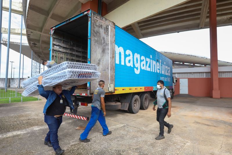 O governador do Pará, Helder Barbalho, visitou na manhã deste domingo (22) as instalações do Estádio Olímpico do Pará, o Mangueirão, que já está recebendo pessoas em situação de rua da Região Metropolitana de Belém. A ação, coordenada pela Secretaria de Estado de Assistência Social, Trabalho, Emprego e Renda (Seaster) e Secretaria de Estado de Saúde Pública (Sespa), é uma das medidas anunciadas pelo governador no último sábado (21) para prevenir novos contágios pelo novo Coronavírus no Pará. O objetivo é adotar a mesma estratégia, em espaços semelhantes, em municípios-polos do interior, nos próximos dias. <div class='credito_fotos'>Foto: Marco Santos / Ag. Pará | <a href='/midias/2020/originais/6109_53ca342c-4c13-d45c-115c-52948e5f45a2.jpg' download><i class='fa-solid fa-download'></i> Download</a></div>