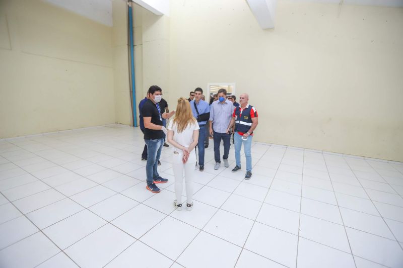 O governador do Pará, Helder Barbalho, visitou na manhã deste domingo (22) as instalações do Estádio Olímpico do Pará, o Mangueirão, que já está recebendo pessoas em situação de rua da Região Metropolitana de Belém. A ação, coordenada pela Secretaria de Estado de Assistência Social, Trabalho, Emprego e Renda (Seaster) e Secretaria de Estado de Saúde Pública (Sespa), é uma das medidas anunciadas pelo governador no último sábado (21) para prevenir novos contágios pelo novo Coronavírus no Pará. O objetivo é adotar a mesma estratégia, em espaços semelhantes, em municípios-polos do interior, nos próximos dias. <div class='credito_fotos'>Foto: Marco Santos / Ag. Pará | <a href='/midias/2020/originais/6109_57a23c06-b0e1-381f-e0b8-09e19823ca81.jpg' download><i class='fa-solid fa-download'></i> Download</a></div>