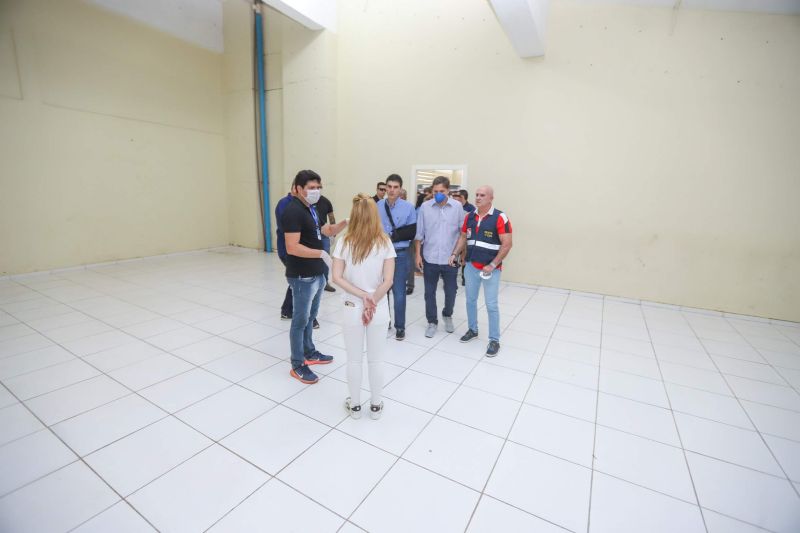 O governador do Pará, Helder Barbalho, visitou na manhã deste domingo (22) as instalações do Estádio Olímpico do Pará, o Mangueirão, que já está recebendo pessoas em situação de rua da Região Metropolitana de Belém. A ação, coordenada pela Secretaria de Estado de Assistência Social, Trabalho, Emprego e Renda (Seaster) e Secretaria de Estado de Saúde Pública (Sespa), é uma das medidas anunciadas pelo governador no último sábado (21) para prevenir novos contágios pelo novo Coronavírus no Pará. O objetivo é adotar a mesma estratégia, em espaços semelhantes, em municípios-polos do interior, nos próximos dias. <div class='credito_fotos'>Foto: Marco Santos / Ag. Pará   |   <a href='/midias/2020/originais/6109_57a23c06-b0e1-381f-e0b8-09e19823ca81.jpg' download><i class='fa-solid fa-download'></i> Download</a></div>