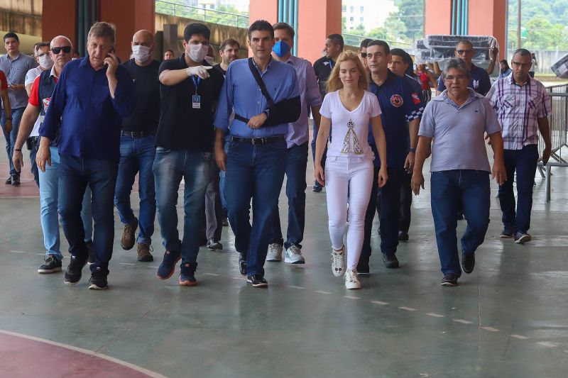 O governador do Pará, Helder Barbalho, visitou na manhã deste domingo (22) as instalações do Estádio Olímpico do Pará, o Mangueirão, que já está recebendo pessoas em situação de rua da Região Metropolitana de Belém. A ação, coordenada pela Secretaria de Estado de Assistência Social, Trabalho, Emprego e Renda (Seaster) e Secretaria de Estado de Saúde Pública (Sespa), é uma das medidas anunciadas pelo governador no último sábado (21) para prevenir novos contágios pelo novo Coronavírus no Pará. O objetivo é adotar a mesma estratégia, em espaços semelhantes, em municípios-polos do interior, nos próximos dias. <div class='credito_fotos'>Foto: Marco Santos / Ag. Pará | <a href='/midias/2020/originais/6109_5c9ddafe-5738-0f0a-5eaa-f794986b32a7.jpg' download><i class='fa-solid fa-download'></i> Download</a></div>