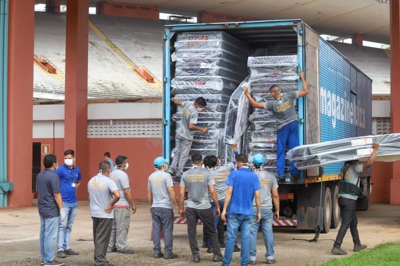 O governador do Pará, Helder Barbalho, visitou na manhã deste domingo (22) as instalações do Estádio Olímpico do Pará, o Mangueirão, que já está recebendo pessoas em situação de rua da Região Metropolitana de Belém. A ação, coordenada pela Secretaria de Estado de Assistência Social, Trabalho, Emprego e Renda (Seaster) e Secretaria de Estado de Saúde Pública (Sespa), é uma das medidas anunciadas pelo governador no último sábado (21) para prevenir novos contágios pelo novo Coronavírus no Pará. O objetivo é adotar a mesma estratégia, em espaços semelhantes, em municípios-polos do interior, nos próximos dias. <div class='credito_fotos'>Foto: Marco Santos / Ag. Pará   |   <a href='/midias/2020/originais/6109_5ef47fd1-6f5f-c4ae-5776-575ff40660ef.jpg' download><i class='fa-solid fa-download'></i> Download</a></div>