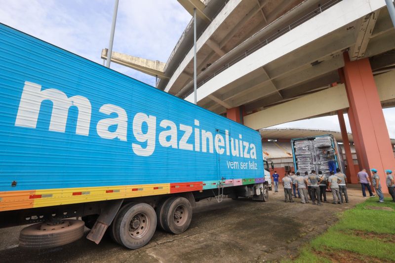 O governador do Pará, Helder Barbalho, visitou na manhã deste domingo (22) as instalações do Estádio Olímpico do Pará, o Mangueirão, que já está recebendo pessoas em situação de rua da Região Metropolitana de Belém. A ação, coordenada pela Secretaria de Estado de Assistência Social, Trabalho, Emprego e Renda (Seaster) e Secretaria de Estado de Saúde Pública (Sespa), é uma das medidas anunciadas pelo governador no último sábado (21) para prevenir novos contágios pelo novo Coronavírus no Pará. O objetivo é adotar a mesma estratégia, em espaços semelhantes, em municípios-polos do interior, nos próximos dias. <div class='credito_fotos'>Foto: Marco Santos / Ag. Pará | <a href='/midias/2020/originais/6109_64c93689-4f3e-6725-c7a4-bda7d8397263.jpg' download><i class='fa-solid fa-download'></i> Download</a></div>