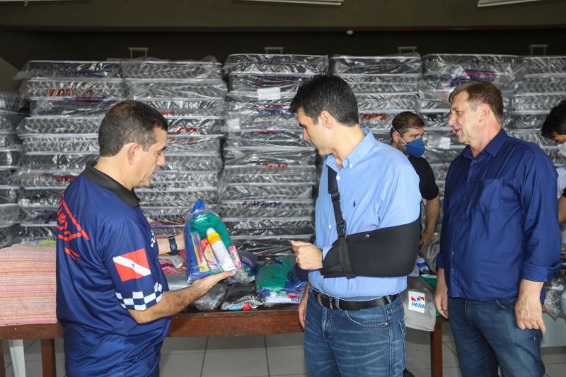 O governador do Pará, Helder Barbalho, visitou na manhã deste domingo (22) as instalações do Estádio Olímpico do Pará, o Mangueirão, que já está recebendo pessoas em situação de rua da Região Metropolitana de Belém. A ação, coordenada pela Secretaria de Estado de Assistência Social, Trabalho, Emprego e Renda (Seaster) e Secretaria de Estado de Saúde Pública (Sespa), é uma das medidas anunciadas pelo governador no último sábado (21) para prevenir novos contágios pelo novo Coronavírus no Pará. O objetivo é adotar a mesma estratégia, em espaços semelhantes, em municípios-polos do interior, nos próximos dias. <div class='credito_fotos'>Foto: Marco Santos / Ag. Pará | <a href='/midias/2020/originais/6109_6d7e8e14-bad3-2001-4b42-b3a17b39f1eb.jpg' download><i class='fa-solid fa-download'></i> Download</a></div>