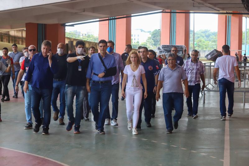 O governador do Pará, Helder Barbalho, visitou na manhã deste domingo (22) as instalações do Estádio Olímpico do Pará, o Mangueirão, que já está recebendo pessoas em situação de rua da Região Metropolitana de Belém. A ação, coordenada pela Secretaria de Estado de Assistência Social, Trabalho, Emprego e Renda (Seaster) e Secretaria de Estado de Saúde Pública (Sespa), é uma das medidas anunciadas pelo governador no último sábado (21) para prevenir novos contágios pelo novo Coronavírus no Pará. O objetivo é adotar a mesma estratégia, em espaços semelhantes, em municípios-polos do interior, nos próximos dias. <div class='credito_fotos'>Foto: Marco Santos / Ag. Pará | <a href='/midias/2020/originais/6109_75efc1b6-d4e8-ff8a-e357-ec2f3fa25b22.jpg' download><i class='fa-solid fa-download'></i> Download</a></div>