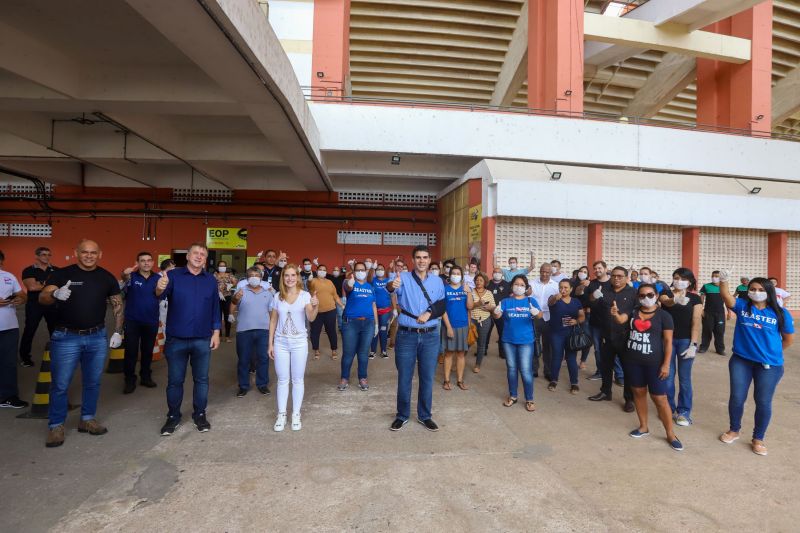 O governador do Pará, Helder Barbalho, visitou na manhã deste domingo (22) as instalações do Estádio Olímpico do Pará, o Mangueirão, que já está recebendo pessoas em situação de rua da Região Metropolitana de Belém. A ação, coordenada pela Secretaria de Estado de Assistência Social, Trabalho, Emprego e Renda (Seaster) e Secretaria de Estado de Saúde Pública (Sespa), é uma das medidas anunciadas pelo governador no último sábado (21) para prevenir novos contágios pelo novo Coronavírus no Pará. O objetivo é adotar a mesma estratégia, em espaços semelhantes, em municípios-polos do interior, nos próximos dias. <div class='credito_fotos'>Foto: Marco Santos / Ag. Pará | <a href='/midias/2020/originais/6109_7c22b201-83f1-61cd-398b-e55c3025eb94.jpg' download><i class='fa-solid fa-download'></i> Download</a></div>