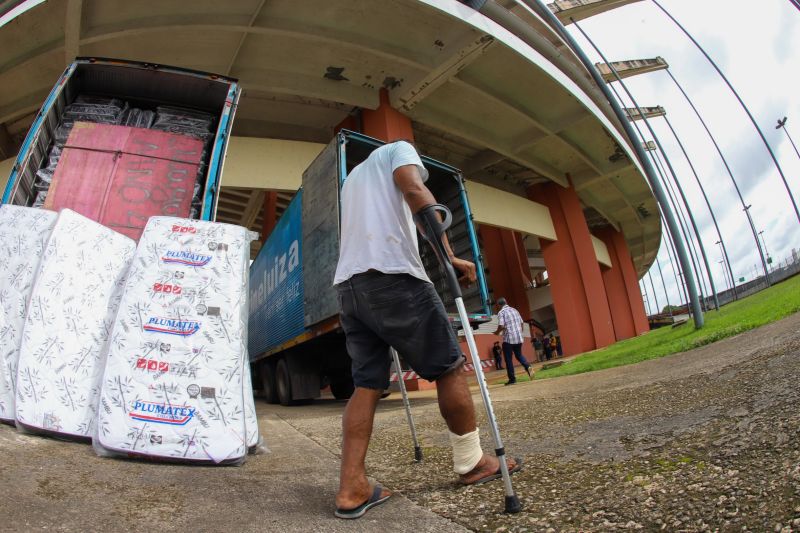 O governador do Pará, Helder Barbalho, visitou na manhã deste domingo (22) as instalações do Estádio Olímpico do Pará, o Mangueirão, que já está recebendo pessoas em situação de rua da Região Metropolitana de Belém. A ação, coordenada pela Secretaria de Estado de Assistência Social, Trabalho, Emprego e Renda (Seaster) e Secretaria de Estado de Saúde Pública (Sespa), é uma das medidas anunciadas pelo governador no último sábado (21) para prevenir novos contágios pelo novo Coronavírus no Pará. O objetivo é adotar a mesma estratégia, em espaços semelhantes, em municípios-polos do interior, nos próximos dias. <div class='credito_fotos'>Foto: Marco Santos / Ag. Pará | <a href='/midias/2020/originais/6109_7cf2cdd7-e64b-a129-8fb6-55c62372b00e.jpg' download><i class='fa-solid fa-download'></i> Download</a></div>