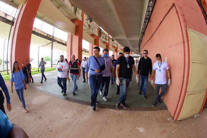 O governador do Pará, Helder Barbalho, visitou na manhã deste domingo (22) as instalações do Estádio Olímpico do Pará, o Mangueirão, que já está recebendo pessoas em situação de rua da Região Metropolitana de Belém. A ação, coordenada pela Secretaria de Estado de Assistência Social, Trabalho, Emprego e Renda (Seaster) e Secretaria de Estado de Saúde Pública (Sespa), é uma das medidas anunciadas pelo governador no último sábado (21) para prevenir novos contágios pelo novo Coronavírus no Pará. O objetivo é adotar a mesma estratégia, em espaços semelhantes, em municípios-polos do interior, nos próximos dias. <div class='credito_fotos'>Foto: Marco Santos / Ag. Pará   |   <a href='/midias/2020/originais/6109_81966c8a-2724-a2b3-ac5a-98962d178a53.jpg' download><i class='fa-solid fa-download'></i> Download</a></div>