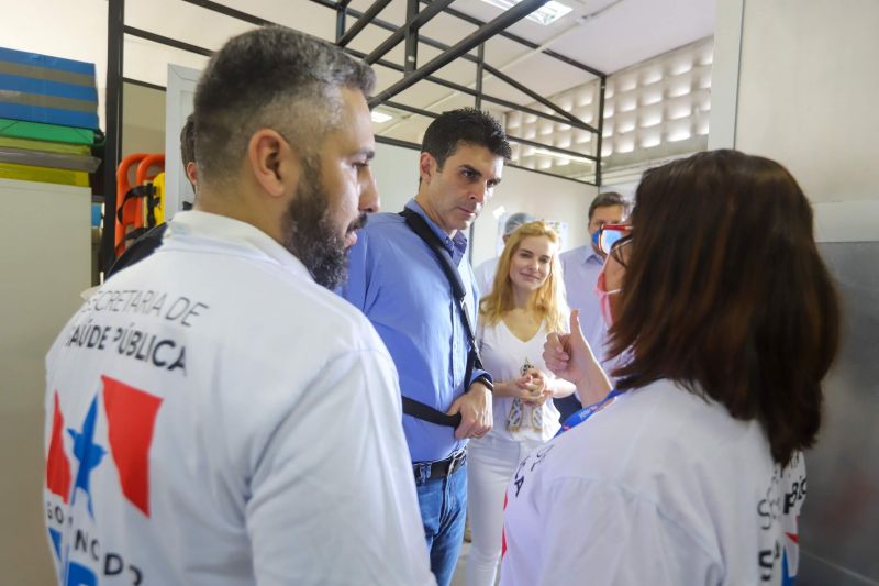 O governador do Pará, Helder Barbalho, visitou na manhã deste domingo (22) as instalações do Estádio Olímpico do Pará, o Mangueirão, que já está recebendo pessoas em situação de rua da Região Metropolitana de Belém. A ação, coordenada pela Secretaria de Estado de Assistência Social, Trabalho, Emprego e Renda (Seaster) e Secretaria de Estado de Saúde Pública (Sespa), é uma das medidas anunciadas pelo governador no último sábado (21) para prevenir novos contágios pelo novo Coronavírus no Pará. O objetivo é adotar a mesma estratégia, em espaços semelhantes, em municípios-polos do interior, nos próximos dias. <div class='credito_fotos'>Foto: Marco Santos / Ag. Pará | <a href='/midias/2020/originais/6109_832bc35d-ff97-5e73-891b-bb69c96debb6.jpg' download><i class='fa-solid fa-download'></i> Download</a></div>