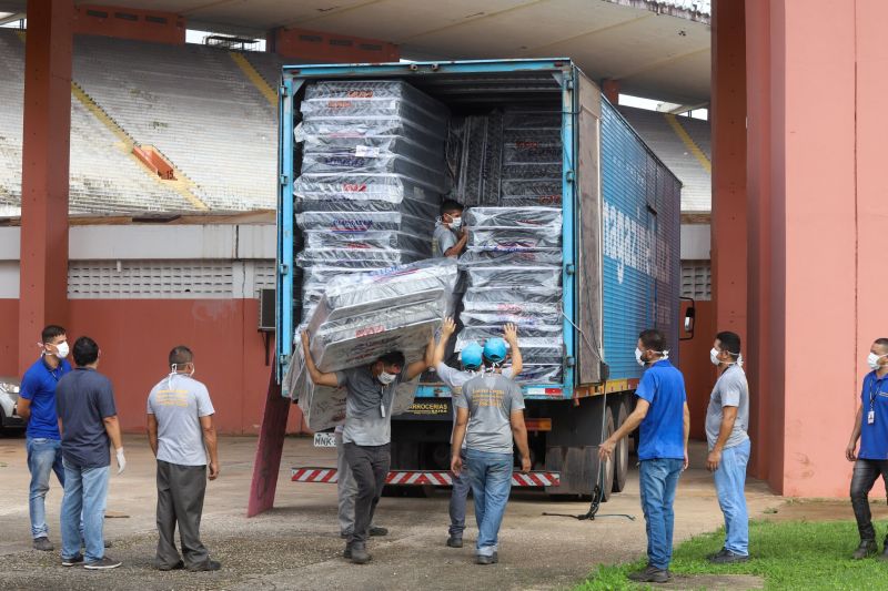 O governador do Pará, Helder Barbalho, visitou na manhã deste domingo (22) as instalações do Estádio Olímpico do Pará, o Mangueirão, que já está recebendo pessoas em situação de rua da Região Metropolitana de Belém. A ação, coordenada pela Secretaria de Estado de Assistência Social, Trabalho, Emprego e Renda (Seaster) e Secretaria de Estado de Saúde Pública (Sespa), é uma das medidas anunciadas pelo governador no último sábado (21) para prevenir novos contágios pelo novo Coronavírus no Pará. O objetivo é adotar a mesma estratégia, em espaços semelhantes, em municípios-polos do interior, nos próximos dias. <div class='credito_fotos'>Foto: Marco Santos / Ag. Pará   |   <a href='/midias/2020/originais/6109_894781ce-47cd-5a89-19f4-2d765afa2dd6.jpg' download><i class='fa-solid fa-download'></i> Download</a></div>