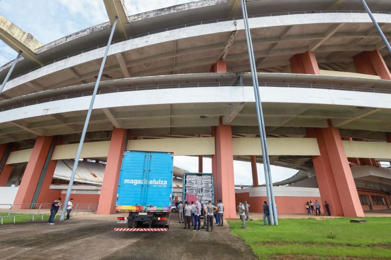 O governador do Pará, Helder Barbalho, visitou na manhã deste domingo (22) as instalações do Estádio Olímpico do Pará, o Mangueirão, que já está recebendo pessoas em situação de rua da Região Metropolitana de Belém. A ação, coordenada pela Secretaria de Estado de Assistência Social, Trabalho, Emprego e Renda (Seaster) e Secretaria de Estado de Saúde Pública (Sespa), é uma das medidas anunciadas pelo governador no último sábado (21) para prevenir novos contágios pelo novo Coronavírus no Pará. O objetivo é adotar a mesma estratégia, em espaços semelhantes, em municípios-polos do interior, nos próximos dias. <div class='credito_fotos'>Foto: Marco Santos / Ag. Pará | <a href='/midias/2020/originais/6109_8b22d3ea-2833-6f07-ba17-3eb46a3737c5.jpg' download><i class='fa-solid fa-download'></i> Download</a></div>