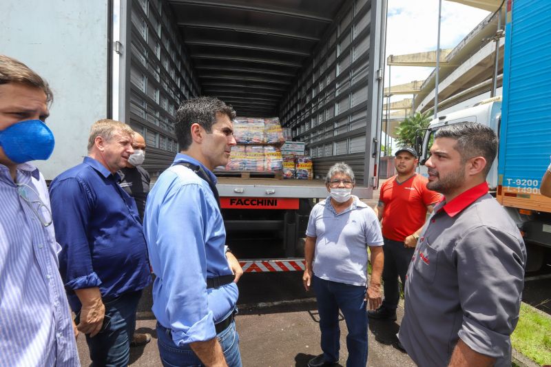 O governador do Pará, Helder Barbalho, visitou na manhã deste domingo (22) as instalações do Estádio Olímpico do Pará, o Mangueirão, que já está recebendo pessoas em situação de rua da Região Metropolitana de Belém. A ação, coordenada pela Secretaria de Estado de Assistência Social, Trabalho, Emprego e Renda (Seaster) e Secretaria de Estado de Saúde Pública (Sespa), é uma das medidas anunciadas pelo governador no último sábado (21) para prevenir novos contágios pelo novo Coronavírus no Pará. O objetivo é adotar a mesma estratégia, em espaços semelhantes, em municípios-polos do interior, nos próximos dias. <div class='credito_fotos'>Foto: Marco Santos / Ag. Pará | <a href='/midias/2020/originais/6109_8bab49f9-9a8e-85bb-4c39-225bc2b80bbd.jpg' download><i class='fa-solid fa-download'></i> Download</a></div>