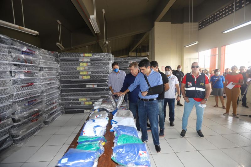 O governador do Pará, Helder Barbalho, visitou na manhã deste domingo (22) as instalações do Estádio Olímpico do Pará, o Mangueirão, que já está recebendo pessoas em situação de rua da Região Metropolitana de Belém. A ação, coordenada pela Secretaria de Estado de Assistência Social, Trabalho, Emprego e Renda (Seaster) e Secretaria de Estado de Saúde Pública (Sespa), é uma das medidas anunciadas pelo governador no último sábado (21) para prevenir novos contágios pelo novo Coronavírus no Pará. O objetivo é adotar a mesma estratégia, em espaços semelhantes, em municípios-polos do interior, nos próximos dias. <div class='credito_fotos'>Foto: Marco Santos / Ag. Pará | <a href='/midias/2020/originais/6109_91f937dc-4503-8b53-6ea9-2500fad3eea6.jpg' download><i class='fa-solid fa-download'></i> Download</a></div>