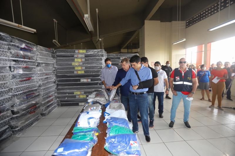 O governador do Pará, Helder Barbalho, visitou na manhã deste domingo (22) as instalações do Estádio Olímpico do Pará, o Mangueirão, que já está recebendo pessoas em situação de rua da Região Metropolitana de Belém. A ação, coordenada pela Secretaria de Estado de Assistência Social, Trabalho, Emprego e Renda (Seaster) e Secretaria de Estado de Saúde Pública (Sespa), é uma das medidas anunciadas pelo governador no último sábado (21) para prevenir novos contágios pelo novo Coronavírus no Pará. O objetivo é adotar a mesma estratégia, em espaços semelhantes, em municípios-polos do interior, nos próximos dias. <div class='credito_fotos'>Foto: Marco Santos / Ag. Pará   |   <a href='/midias/2020/originais/6109_91f937dc-4503-8b53-6ea9-2500fad3eea6.jpg' download><i class='fa-solid fa-download'></i> Download</a></div>