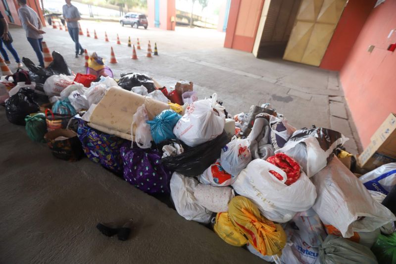 O governador do Pará, Helder Barbalho, visitou na manhã deste domingo (22) as instalações do Estádio Olímpico do Pará, o Mangueirão, que já está recebendo pessoas em situação de rua da Região Metropolitana de Belém. A ação, coordenada pela Secretaria de Estado de Assistência Social, Trabalho, Emprego e Renda (Seaster) e Secretaria de Estado de Saúde Pública (Sespa), é uma das medidas anunciadas pelo governador no último sábado (21) para prevenir novos contágios pelo novo Coronavírus no Pará. O objetivo é adotar a mesma estratégia, em espaços semelhantes, em municípios-polos do interior, nos próximos dias. <div class='credito_fotos'>Foto: Marco Santos / Ag. Pará | <a href='/midias/2020/originais/6109_a0666faf-cef6-3a59-d4b3-7a63bf0836cb.jpg' download><i class='fa-solid fa-download'></i> Download</a></div>