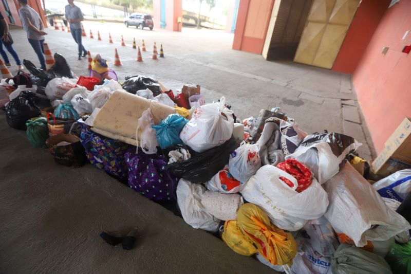 O governador do Pará, Helder Barbalho, visitou na manhã deste domingo (22) as instalações do Estádio Olímpico do Pará, o Mangueirão, que já está recebendo pessoas em situação de rua da Região Metropolitana de Belém. A ação, coordenada pela Secretaria de Estado de Assistência Social, Trabalho, Emprego e Renda (Seaster) e Secretaria de Estado de Saúde Pública (Sespa), é uma das medidas anunciadas pelo governador no último sábado (21) para prevenir novos contágios pelo novo Coronavírus no Pará. O objetivo é adotar a mesma estratégia, em espaços semelhantes, em municípios-polos do interior, nos próximos dias. <div class='credito_fotos'>Foto: Marco Santos / Ag. Pará   |   <a href='/midias/2020/originais/6109_a0666faf-cef6-3a59-d4b3-7a63bf0836cb.jpg' download><i class='fa-solid fa-download'></i> Download</a></div>