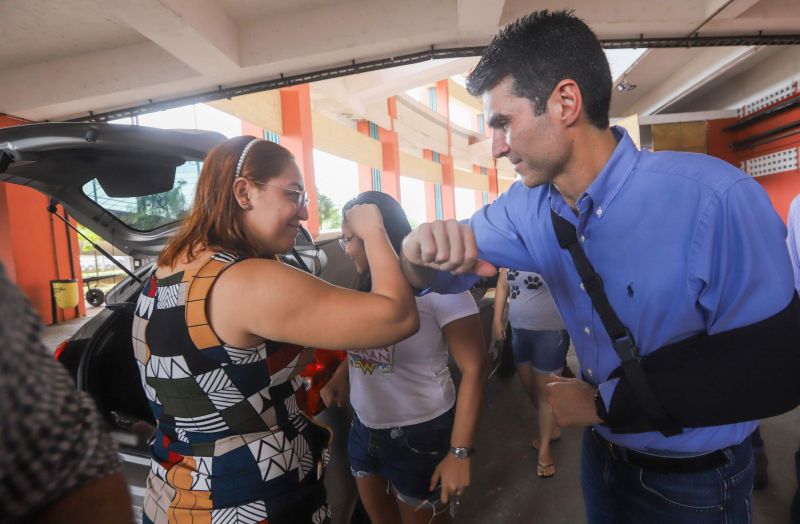 O governador do Pará, Helder Barbalho, visitou na manhã deste domingo (22) as instalações do Estádio Olímpico do Pará, o Mangueirão, que já está recebendo pessoas em situação de rua da Região Metropolitana de Belém. A ação, coordenada pela Secretaria de Estado de Assistência Social, Trabalho, Emprego e Renda (Seaster) e Secretaria de Estado de Saúde Pública (Sespa), é uma das medidas anunciadas pelo governador no último sábado (21) para prevenir novos contágios pelo novo Coronavírus no Pará. O objetivo é adotar a mesma estratégia, em espaços semelhantes, em municípios-polos do interior, nos próximos dias. <div class='credito_fotos'>Foto: Marco Santos / Ag. Pará | <a href='/midias/2020/originais/6109_b5684585-fc13-c951-35f9-1cc44d2a7fff.jpg' download><i class='fa-solid fa-download'></i> Download</a></div>