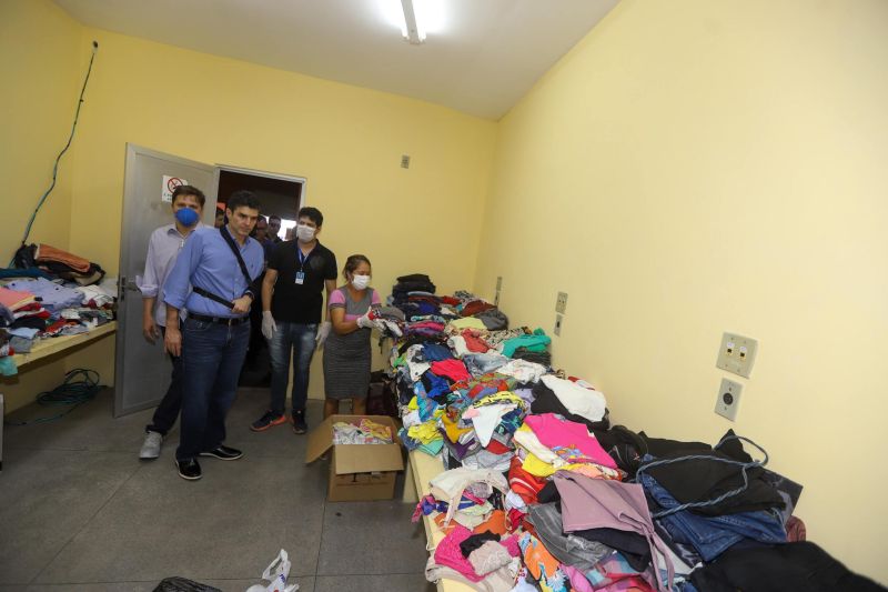 O governador do Pará, Helder Barbalho, visitou na manhã deste domingo (22) as instalações do Estádio Olímpico do Pará, o Mangueirão, que já está recebendo pessoas em situação de rua da Região Metropolitana de Belém. A ação, coordenada pela Secretaria de Estado de Assistência Social, Trabalho, Emprego e Renda (Seaster) e Secretaria de Estado de Saúde Pública (Sespa), é uma das medidas anunciadas pelo governador no último sábado (21) para prevenir novos contágios pelo novo Coronavírus no Pará. O objetivo é adotar a mesma estratégia, em espaços semelhantes, em municípios-polos do interior, nos próximos dias. <div class='credito_fotos'>Foto: Marco Santos / Ag. Pará | <a href='/midias/2020/originais/6109_b65ff53e-4080-c9eb-566a-f954b4055ee9.jpg' download><i class='fa-solid fa-download'></i> Download</a></div>