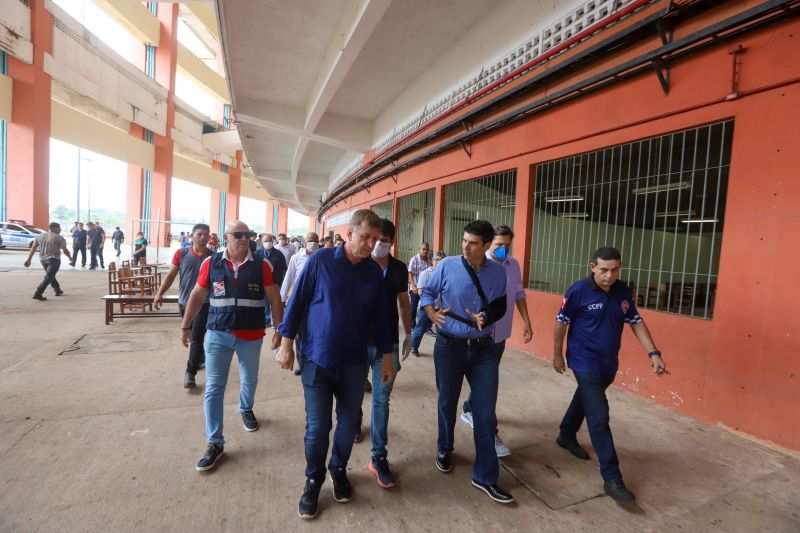 O governador do Pará, Helder Barbalho, visitou na manhã deste domingo (22) as instalações do Estádio Olímpico do Pará, o Mangueirão, que já está recebendo pessoas em situação de rua da Região Metropolitana de Belém. A ação, coordenada pela Secretaria de Estado de Assistência Social, Trabalho, Emprego e Renda (Seaster) e Secretaria de Estado de Saúde Pública (Sespa), é uma das medidas anunciadas pelo governador no último sábado (21) para prevenir novos contágios pelo novo Coronavírus no Pará. O objetivo é adotar a mesma estratégia, em espaços semelhantes, em municípios-polos do interior, nos próximos dias. <div class='credito_fotos'>Foto: Marco Santos / Ag. Pará | <a href='/midias/2020/originais/6109_c080c9c5-13fa-47d7-0aba-9fcd3063edc9.jpg' download><i class='fa-solid fa-download'></i> Download</a></div>