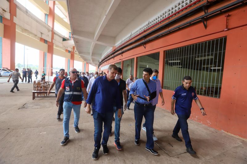 O governador do Pará, Helder Barbalho, visitou na manhã deste domingo (22) as instalações do Estádio Olímpico do Pará, o Mangueirão, que já está recebendo pessoas em situação de rua da Região Metropolitana de Belém. A ação, coordenada pela Secretaria de Estado de Assistência Social, Trabalho, Emprego e Renda (Seaster) e Secretaria de Estado de Saúde Pública (Sespa), é uma das medidas anunciadas pelo governador no último sábado (21) para prevenir novos contágios pelo novo Coronavírus no Pará. O objetivo é adotar a mesma estratégia, em espaços semelhantes, em municípios-polos do interior, nos próximos dias. <div class='credito_fotos'>Foto: Marco Santos / Ag. Pará   |   <a href='/midias/2020/originais/6109_c080c9c5-13fa-47d7-0aba-9fcd3063edc9.jpg' download><i class='fa-solid fa-download'></i> Download</a></div>