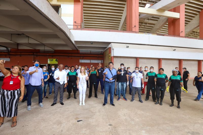 O governador do Pará, Helder Barbalho, visitou na manhã deste domingo (22) as instalações do Estádio Olímpico do Pará, o Mangueirão, que já está recebendo pessoas em situação de rua da Região Metropolitana de Belém. A ação, coordenada pela Secretaria de Estado de Assistência Social, Trabalho, Emprego e Renda (Seaster) e Secretaria de Estado de Saúde Pública (Sespa), é uma das medidas anunciadas pelo governador no último sábado (21) para prevenir novos contágios pelo novo Coronavírus no Pará. O objetivo é adotar a mesma estratégia, em espaços semelhantes, em municípios-polos do interior, nos próximos dias. <div class='credito_fotos'>Foto: Marco Santos / Ag. Pará   |   <a href='/midias/2020/originais/6109_c313d845-99a6-b724-936e-e29e01e89515.jpg' download><i class='fa-solid fa-download'></i> Download</a></div>