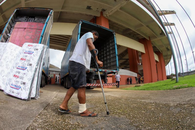O governador do Pará, Helder Barbalho, visitou na manhã deste domingo (22) as instalações do Estádio Olímpico do Pará, o Mangueirão, que já está recebendo pessoas em situação de rua da Região Metropolitana de Belém. A ação, coordenada pela Secretaria de Estado de Assistência Social, Trabalho, Emprego e Renda (Seaster) e Secretaria de Estado de Saúde Pública (Sespa), é uma das medidas anunciadas pelo governador no último sábado (21) para prevenir novos contágios pelo novo Coronavírus no Pará. O objetivo é adotar a mesma estratégia, em espaços semelhantes, em municípios-polos do interior, nos próximos dias. <div class='credito_fotos'>Foto: Marco Santos / Ag. Pará | <a href='/midias/2020/originais/6109_c8fd4dbf-28c8-e0bf-a03c-f272701f74eb.jpg' download><i class='fa-solid fa-download'></i> Download</a></div>
