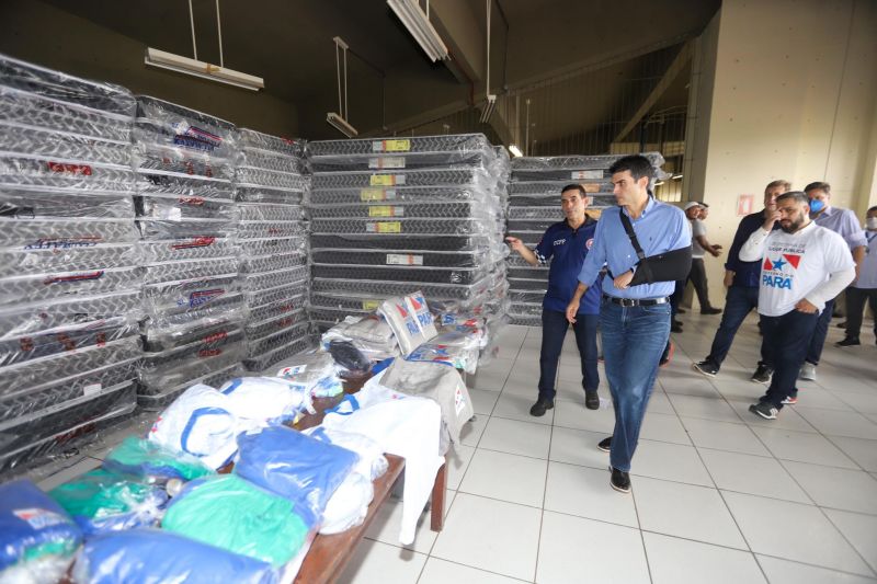 O governador do Pará, Helder Barbalho, visitou na manhã deste domingo (22) as instalações do Estádio Olímpico do Pará, o Mangueirão, que já está recebendo pessoas em situação de rua da Região Metropolitana de Belém. A ação, coordenada pela Secretaria de Estado de Assistência Social, Trabalho, Emprego e Renda (Seaster) e Secretaria de Estado de Saúde Pública (Sespa), é uma das medidas anunciadas pelo governador no último sábado (21) para prevenir novos contágios pelo novo Coronavírus no Pará. O objetivo é adotar a mesma estratégia, em espaços semelhantes, em municípios-polos do interior, nos próximos dias. <div class='credito_fotos'>Foto: Marco Santos / Ag. Pará | <a href='/midias/2020/originais/6109_d4a71977-48bc-1717-7dd5-3a454c990fad.jpg' download><i class='fa-solid fa-download'></i> Download</a></div>