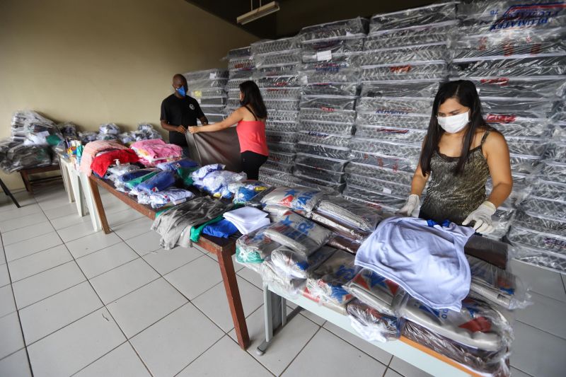 O governador do Pará, Helder Barbalho, visitou na manhã deste domingo (22) as instalações do Estádio Olímpico do Pará, o Mangueirão, que já está recebendo pessoas em situação de rua da Região Metropolitana de Belém. A ação, coordenada pela Secretaria de Estado de Assistência Social, Trabalho, Emprego e Renda (Seaster) e Secretaria de Estado de Saúde Pública (Sespa), é uma das medidas anunciadas pelo governador no último sábado (21) para prevenir novos contágios pelo novo Coronavírus no Pará. O objetivo é adotar a mesma estratégia, em espaços semelhantes, em municípios-polos do interior, nos próximos dias. <div class='credito_fotos'>Foto: Marco Santos / Ag. Pará | <a href='/midias/2020/originais/6109_d983a8dd-cd49-6ceb-9273-d0eecc0f300b.jpg' download><i class='fa-solid fa-download'></i> Download</a></div>