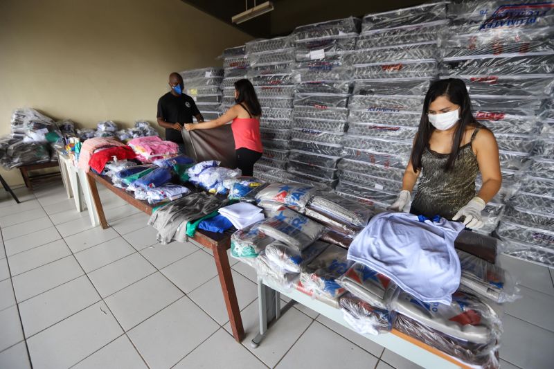 O governador do Pará, Helder Barbalho, visitou na manhã deste domingo (22) as instalações do Estádio Olímpico do Pará, o Mangueirão, que já está recebendo pessoas em situação de rua da Região Metropolitana de Belém. A ação, coordenada pela Secretaria de Estado de Assistência Social, Trabalho, Emprego e Renda (Seaster) e Secretaria de Estado de Saúde Pública (Sespa), é uma das medidas anunciadas pelo governador no último sábado (21) para prevenir novos contágios pelo novo Coronavírus no Pará. O objetivo é adotar a mesma estratégia, em espaços semelhantes, em municípios-polos do interior, nos próximos dias. <div class='credito_fotos'>Foto: Marco Santos / Ag. Pará   |   <a href='/midias/2020/originais/6109_d983a8dd-cd49-6ceb-9273-d0eecc0f300b.jpg' download><i class='fa-solid fa-download'></i> Download</a></div>